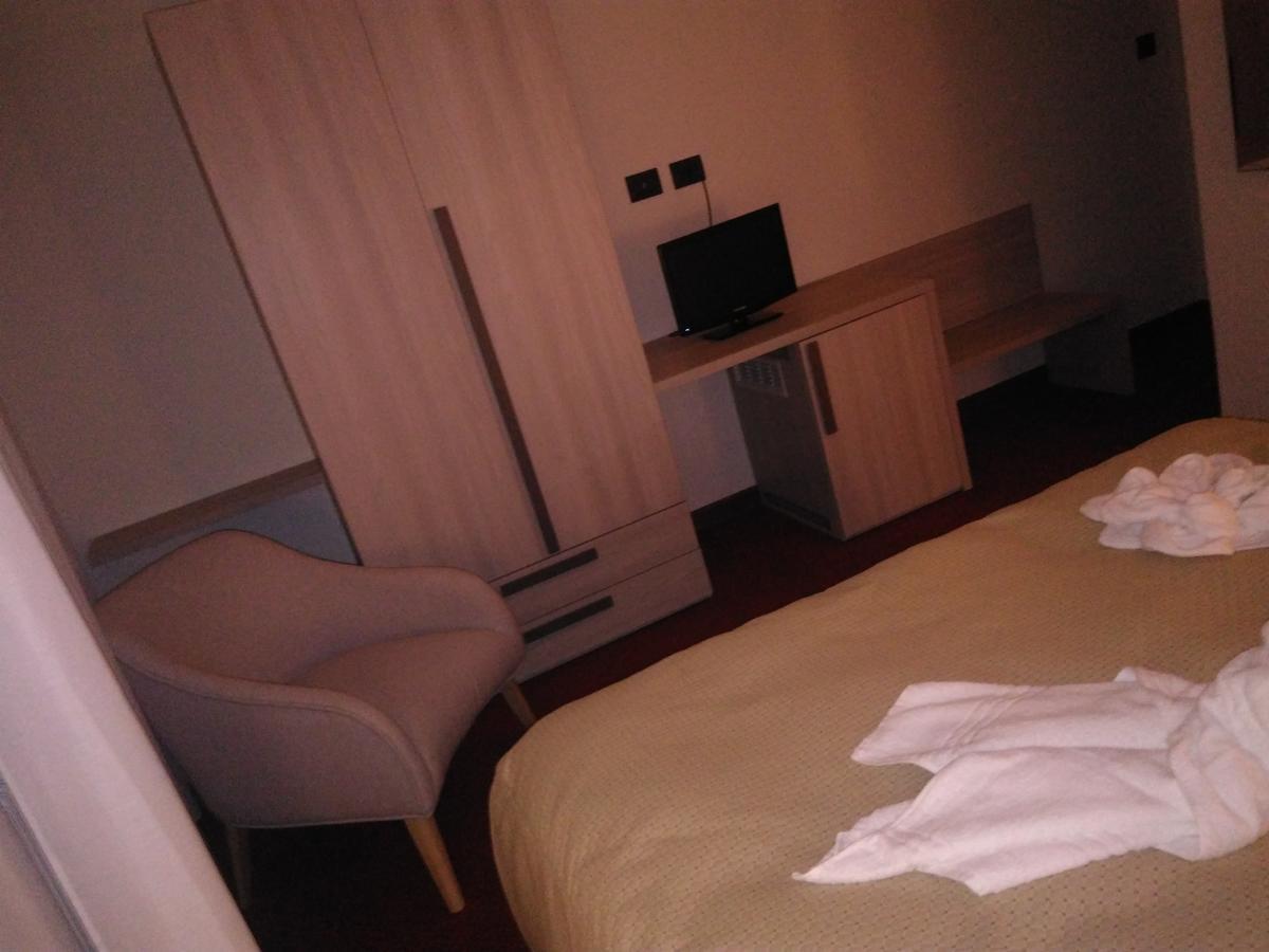 Hotel Lido Bollengo ภายนอก รูปภาพ